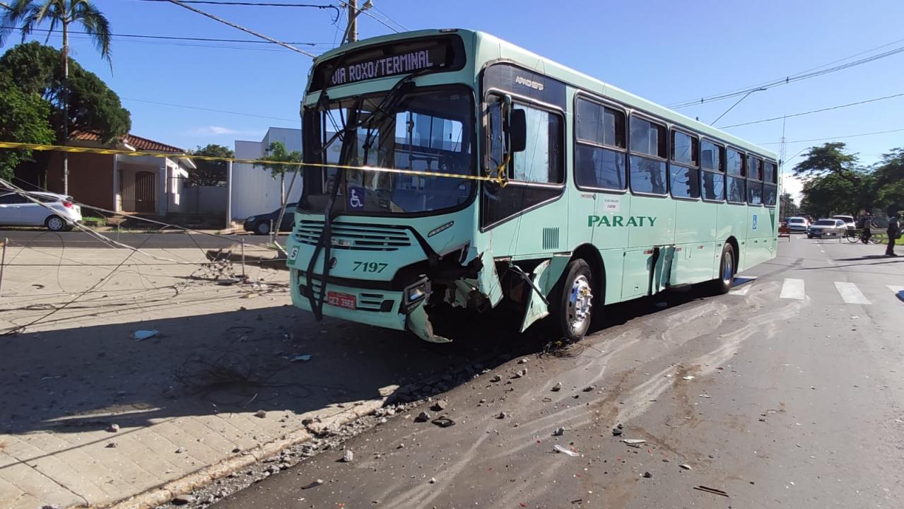 Foto 4 de 10 — Susto grande após grave acidente na Bento de Abreu; ‘vítimas com ferimentos leves’